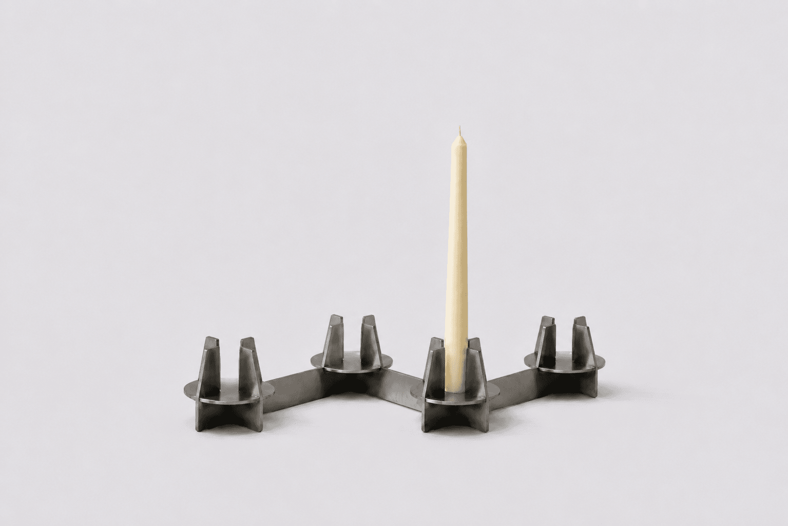 Portavelas de diseño minimalista en acero inoxidable.