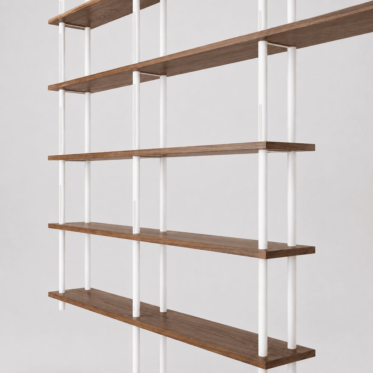 Estantería de diseño minimalista para espacios chicos.