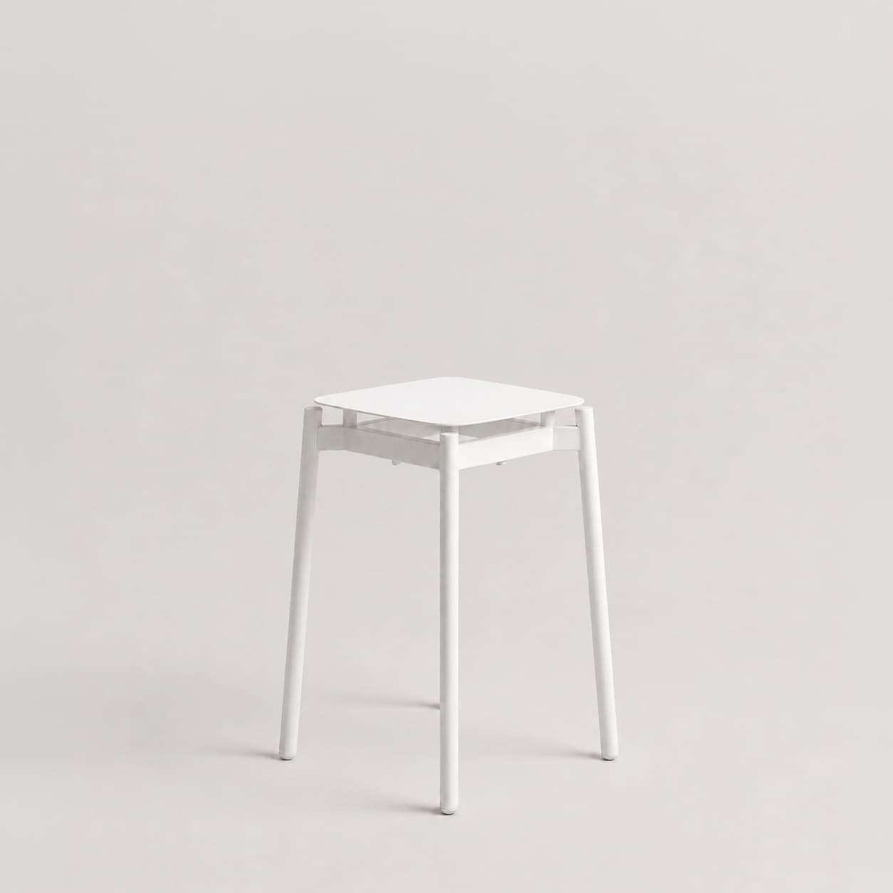 Stool Otto, banco bajo de diseño minimalista para interiores.